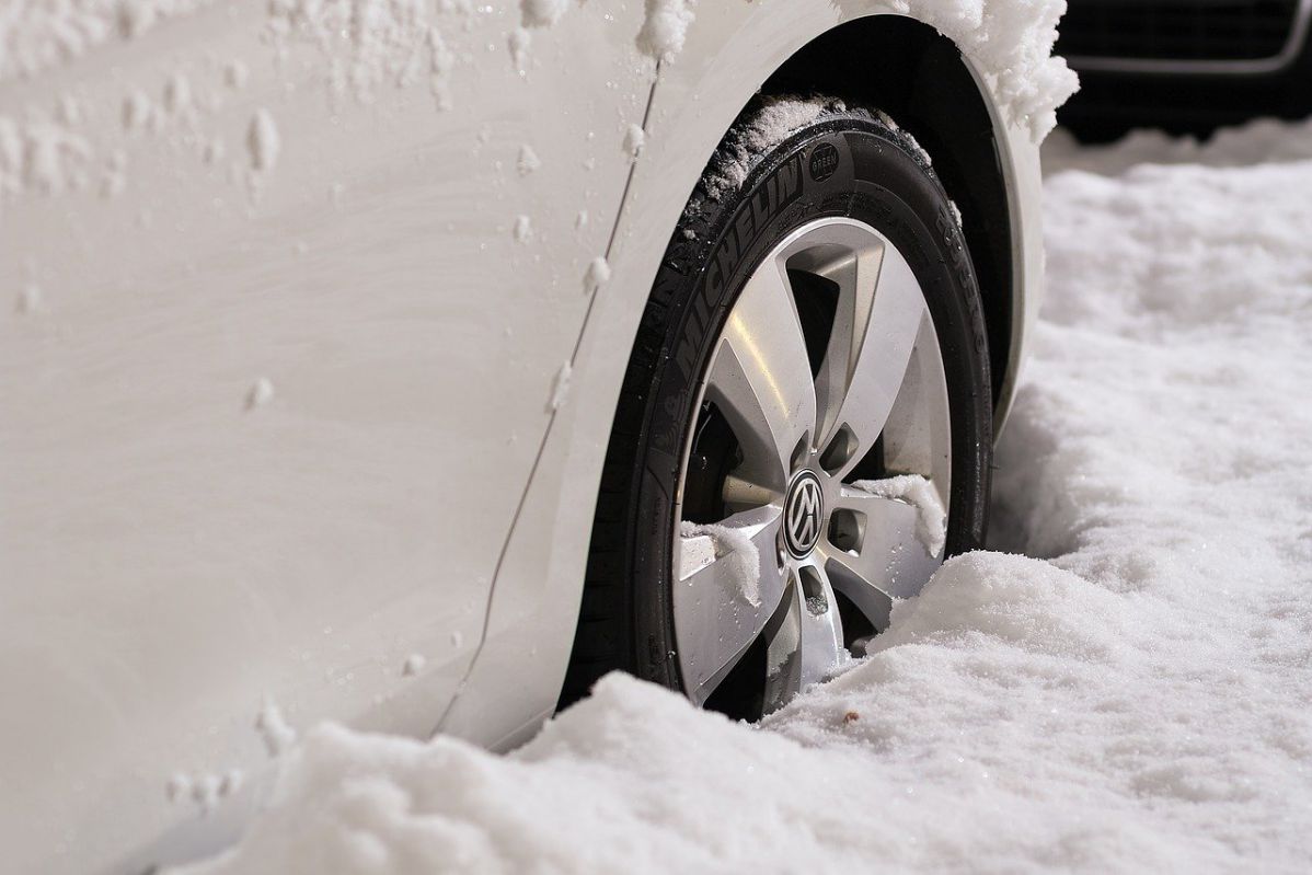Чем опасен снег, скопившийся в автомобильных арках: выводы автоэкспертов