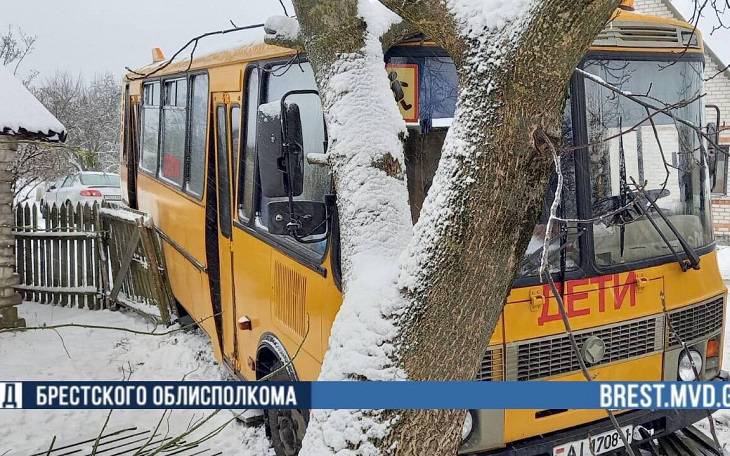 Школьный автобус попал в аварию в Брестском районе