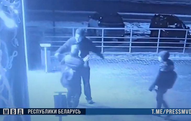 В Бобруйске пьяный мужчина сломал школьнику нос