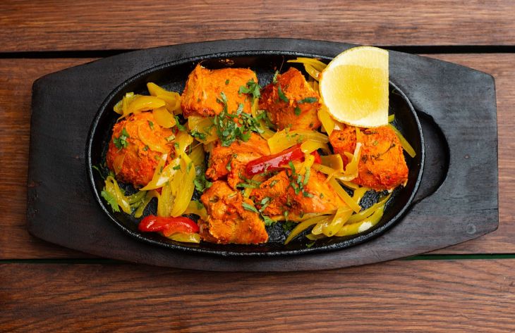 Как приготовить вкусную курицу с грибами в сметанном соусе: простой рецепт