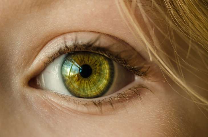 Медики рассказали, как распознать коронавирус по глазам