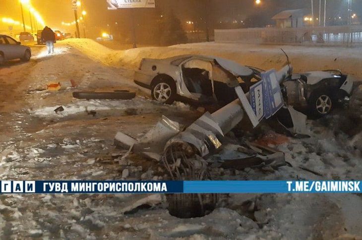 Чудом остались живы: на МКАД легковушка снесла столб, а он рухнул прямо на машину