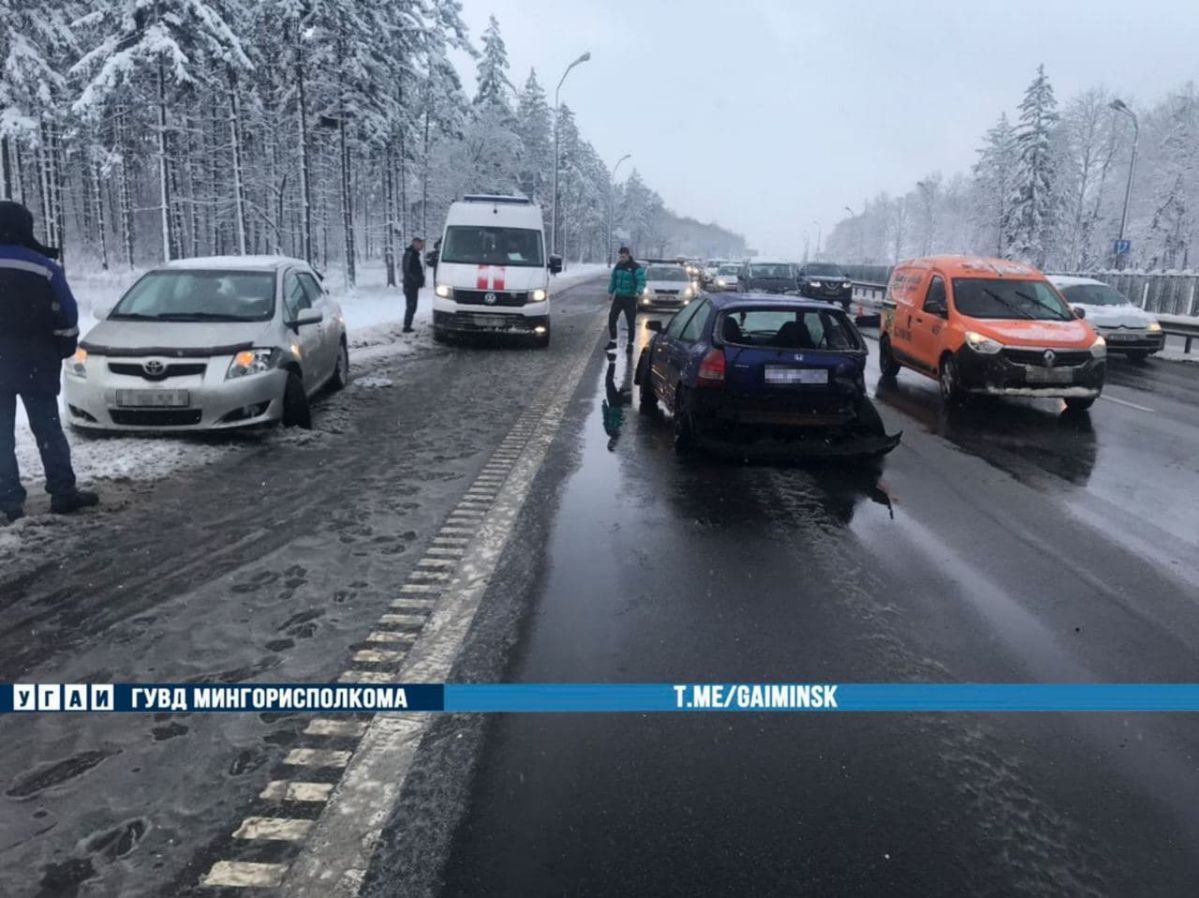 На МКАД столкнулись два автомобиля. В момент удара пассажир вылетел из машины На МКАД столкнулись два автомобиля. В момент удара пассажир вылетел из машины