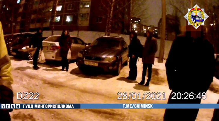 В Минске водителя изъяли из автомобиля, но он ушел. Вскоре его нашли люди