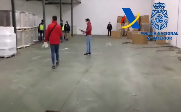 Жили в комнате без окон, телефоны отобрали: полиция нашла белорусов на подпольной фабрике в Испании    