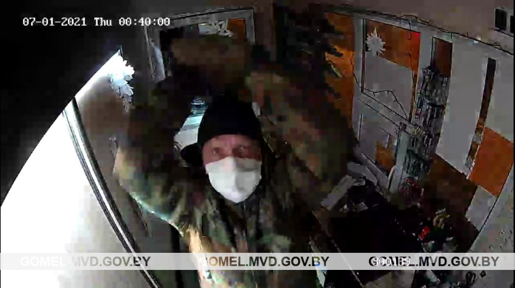 Разбил камеру, но это ему не помогло: в Гомеле задержан подозреваемый в краже из киоска