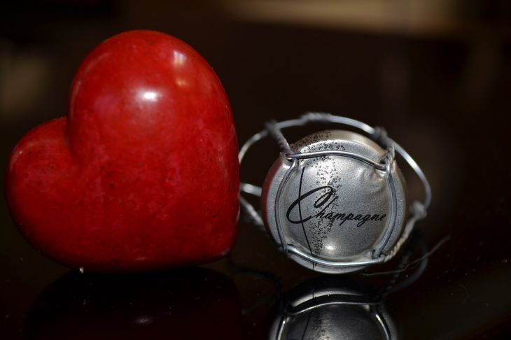 Медики рассказали, для кого умеренное употребление алкоголя представляет большую опасность Сердце Шампанское Пробка