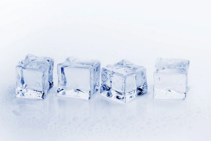 Как быстро заморозить лед в кубиках: 4 полезных рекомендаций