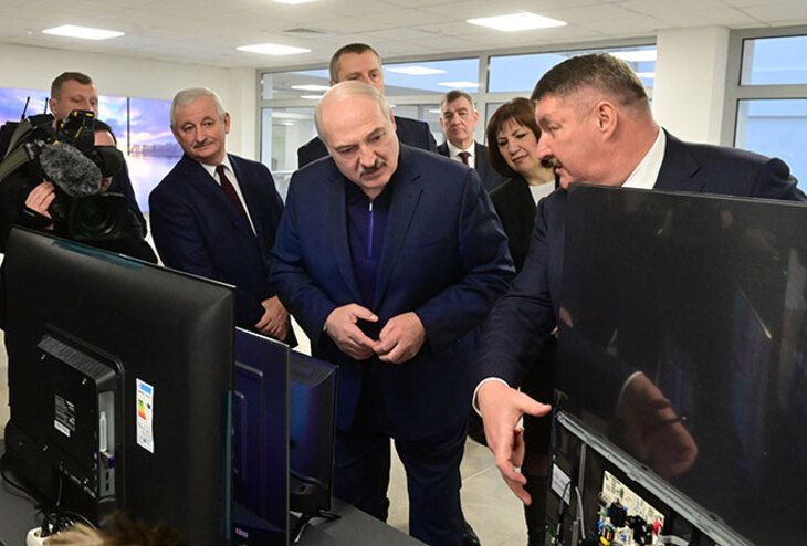 Лукашенко считает белорусских оппозиционеров «своими людьми» Лукашенко считает белорусских оппозиционеров «своими людьми»