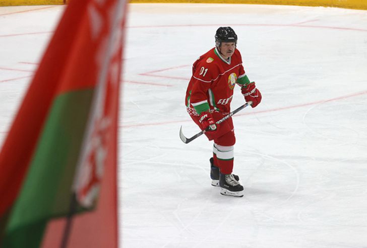 Лукашенко сыграл сегодня в хоккей. Его команда одержала очередную победу
