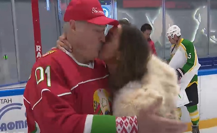 Болельщице удалось после хоккейного матча поцеловать Лукашенко. Ради этого она выполнила задание Эйсмонт 
