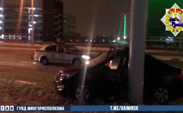 В Минске ночью авто влетело в столб – погибла 29-летняя водитель В Минске