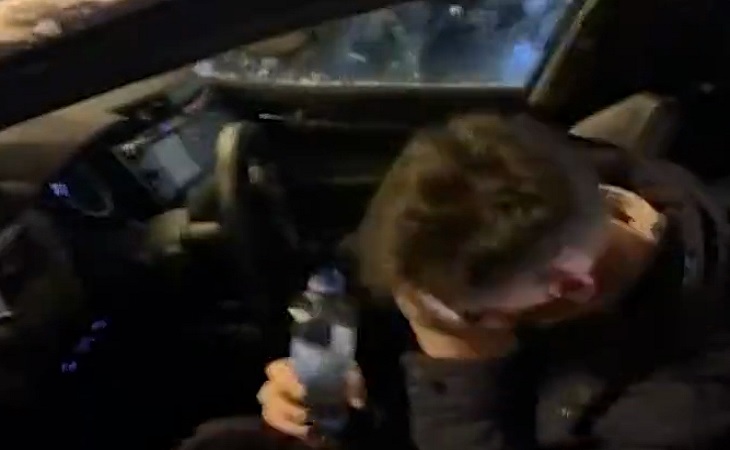 Водитель служебной машины, которую атаковали на митинге за Навального, лишился глаза