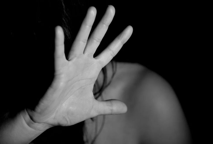 В России толпа мужчин изнасиловала 23-летнюю девушку в туалете клуба 