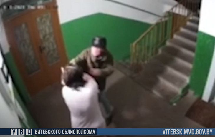 В Новополоцке мужчина пытался вскрыть чужую машину, а потом напал с ножом на хозяйку авто