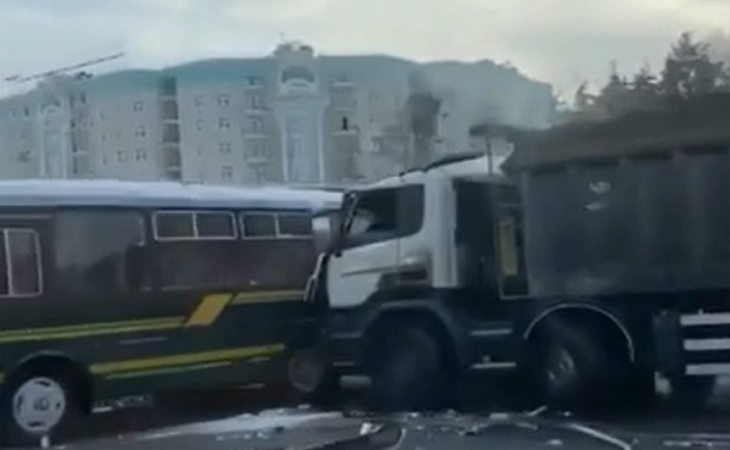 В Подмосковье самосвал протаранил колонну военных автобусов: погибли 4 человека, 24 пострадавших 