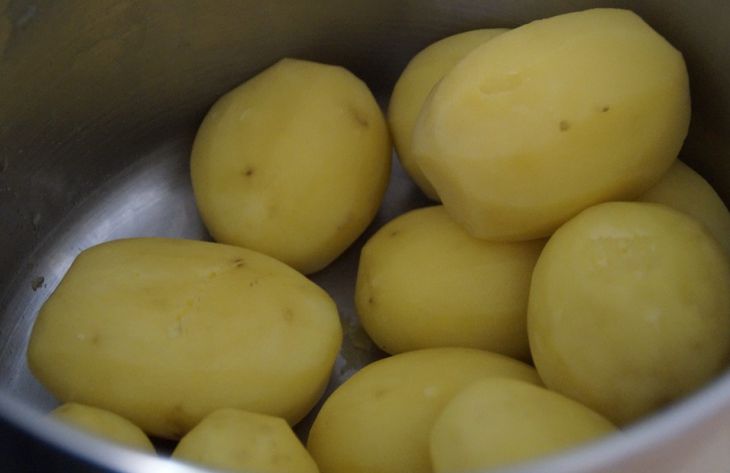 Зачем опытные хозяйки добавляют сливочное масло и лук во время варки картофеля: полезная хитрость