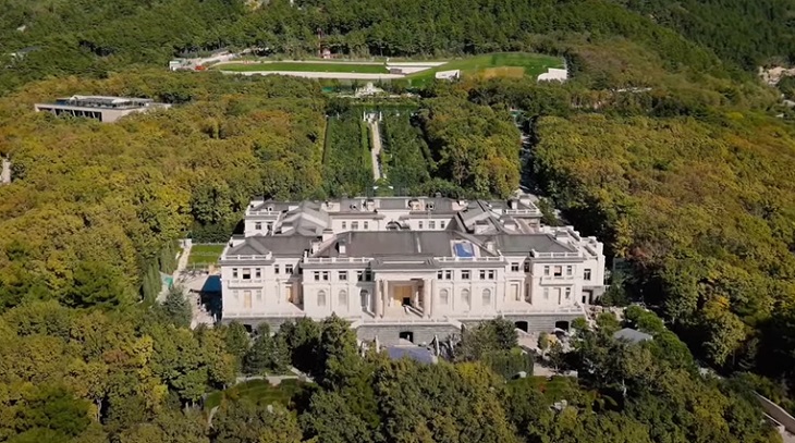 Один из богатейших людей России заявил, что «дворец Путина» принадлежит ему «дворец Путина»