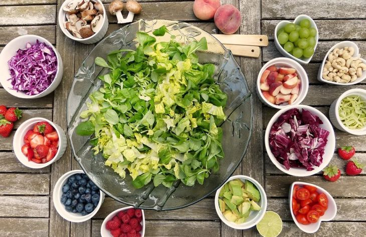 Как сделать любой салат вкуснее и полезнее: 3 простых способа
