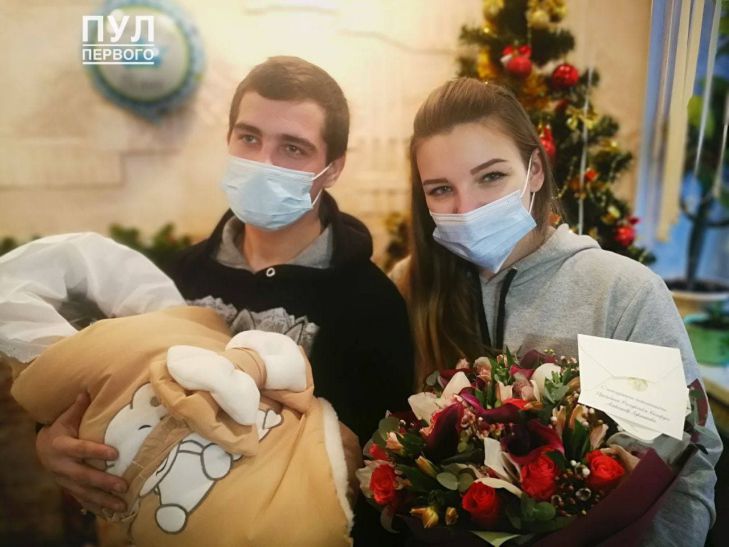 Подарок от Президента: Лукашенко поздравил семью, в которой родился первый в 2021 году белорус