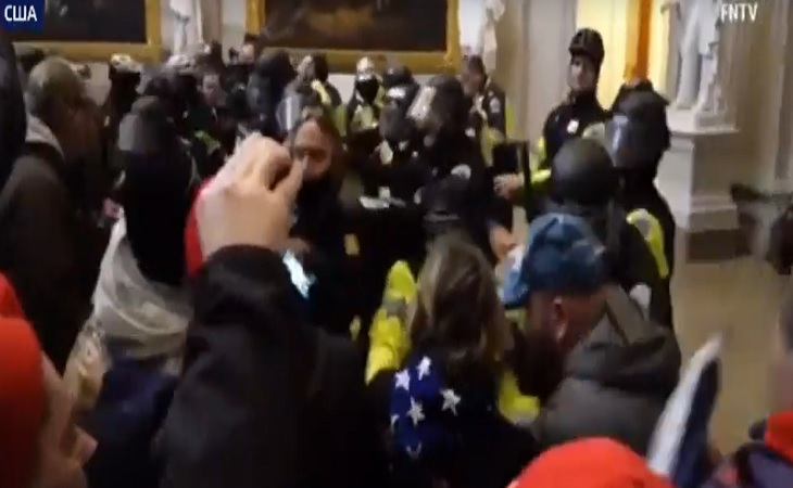 В США протестующие окружили Капитолий и прорвались внутрь            
