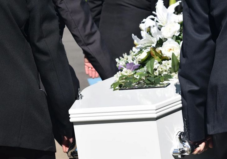 Родственники похоронили дедушку, а он ожил через 18 дней