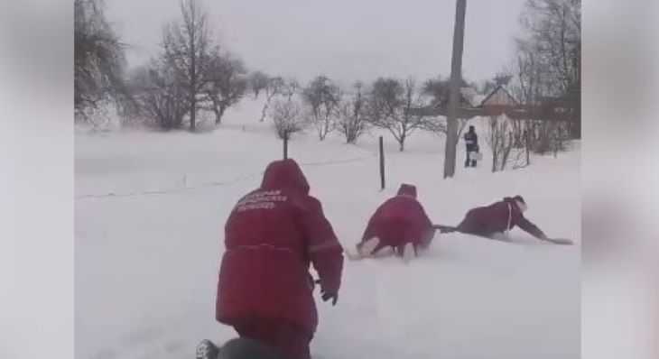 Врачам под Бобруйском пришлось ползти по снегу, чтобы добраться на вызов в деревню 