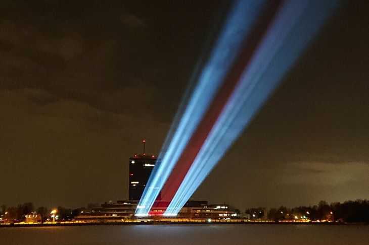 В Риге над Даугавой зажгли бело-красные-белые лучи