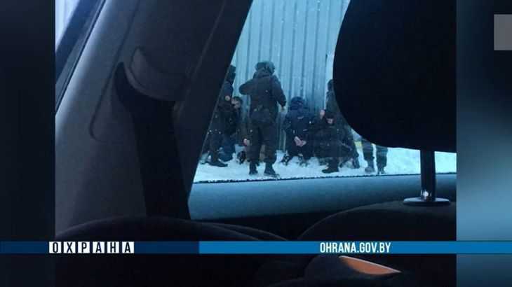 В МВД прокомментировали фото со стоящими на коленях у дороги задержанными