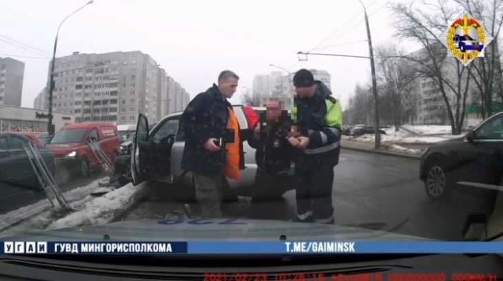Падал на дорогу: В Минске задержали очень пьяного водителя с 3,49 промилле Падал на дорогу: В Минске задержали очень пьяного водителя с 3,49 промилле