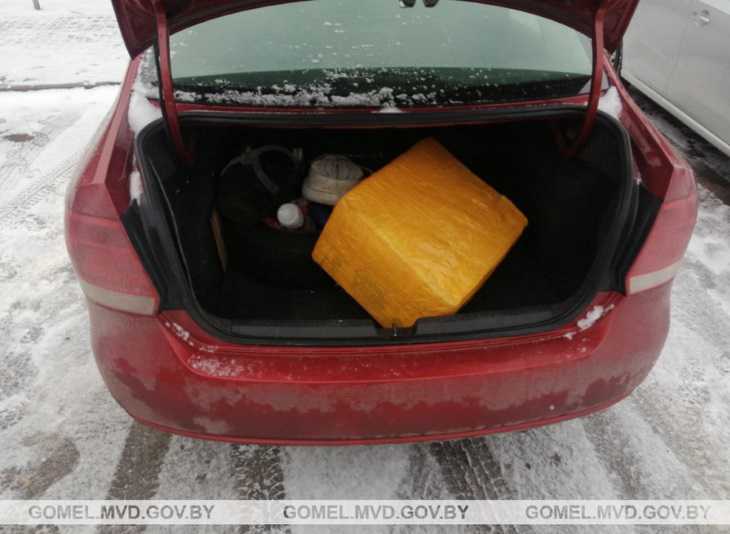Белорус взял такси, чтобы перевезти 30 кг насвая: вот что из этого вышло 