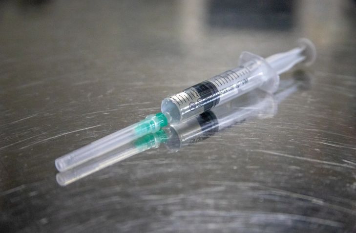 77-летний пенсионер сделал прививку от коронавируса – и через несколько минут умер
