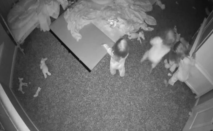 Мама посмотрела кадры с видеоняни и пришла в ужас, поняв, с кем по ночам говорят её дети Мама посмотрела кадры с видеоняни и пришла в ужас, поняв, с кем по ночам говорят её дети