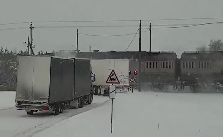 Под Добрушем поезд протаранил фуру