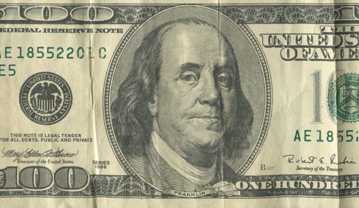 Витебчанка нашла в вещах умершего мужа фальшивые доллары и принесла на обмен: все закончилось уголовным делом доллары