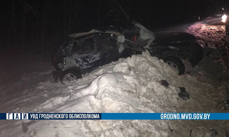 В лобовом ДТП с фурой и легковушкой под Ошмянами погиб водитель ДТП