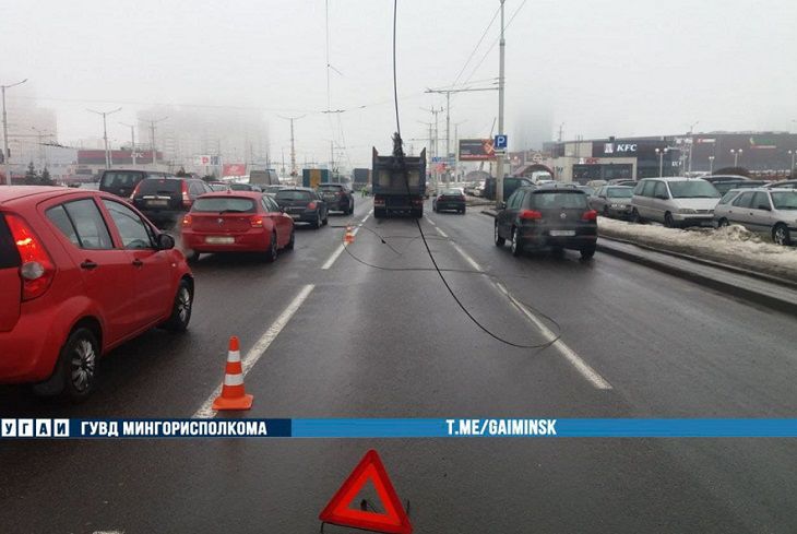 В Минске водитель грузовика оборвал троллейбусные провода стрелой манипулятора ДТП