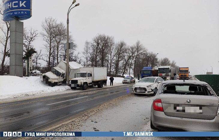 Тройное ДТП в Минске: Skoda врезалась в ограждение, грузовик и Citroen, а грузовик – в столб