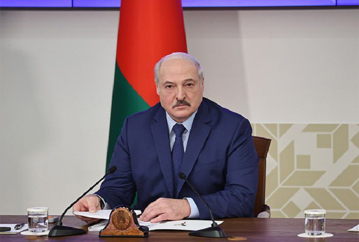 Лукашенко призвал спасать страну не через драку на улице
