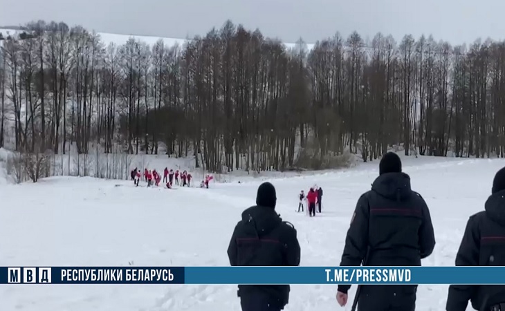 Под Молодечно задержали псевдоспортсменов, устроивших митинг под видом катания на лыжах Под Молодечно