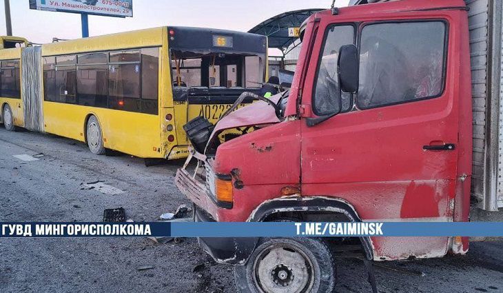 На МКАД грузовик врезался в стоявший на остановке автобус