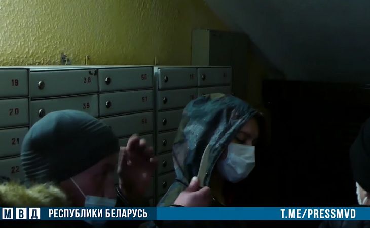 В Минске грабитель с ножом напал на женщину в подъезде