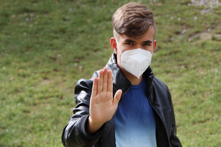 Пандемия разделила общество на «неуязвимых» и «эксплуататоров». Ученые назвали новые типы градации людей Пандемия Маска Человек