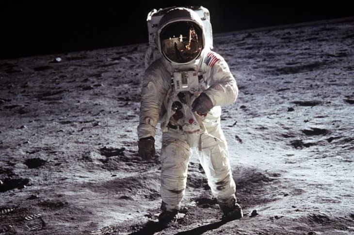 Космонавт Луна