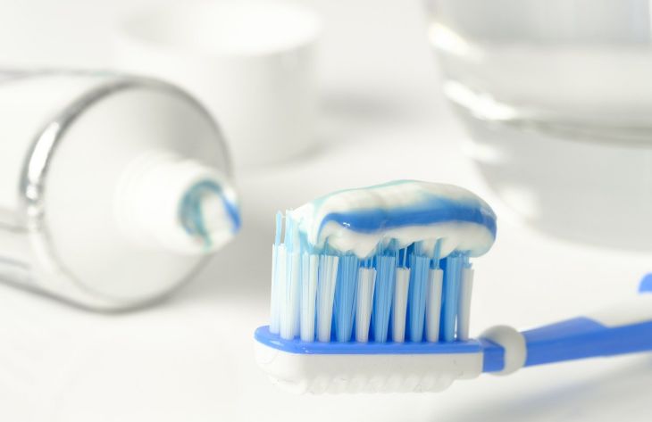 Какие 5 полезных лайфхаков с зубной щеткой стоит знать щетка