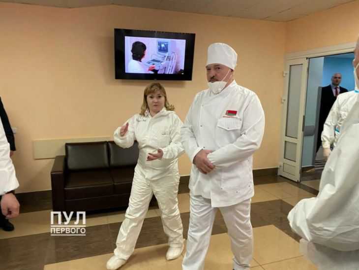 Лукашенко вместе с чиновниками снова пошел в «красную зону»