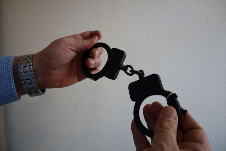 Российского воспитателя обвинили в сексуальном насилии над двумя учащимися наручники