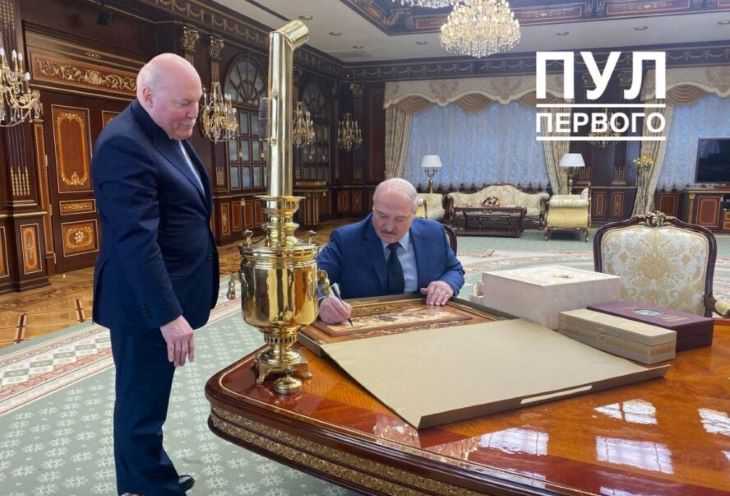 Мезенцев на переговоры с Лукашенко пришел с самоваром Мезенцев на переговоры с Лукашенко пришел с самоваром