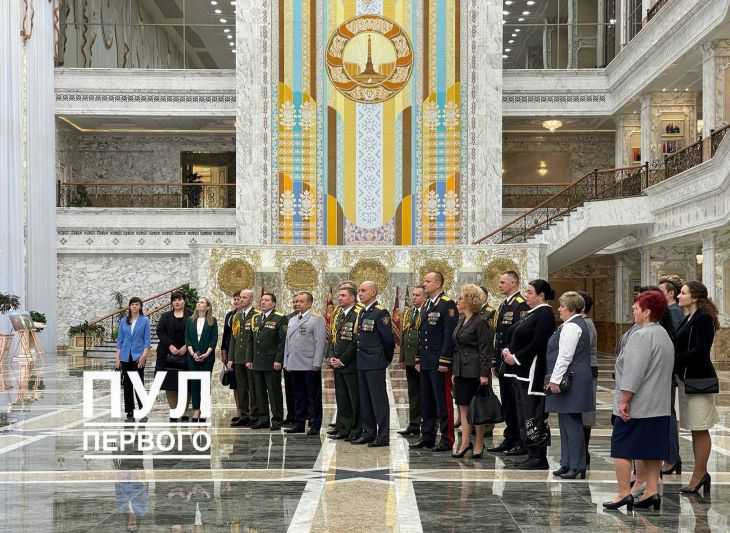 Сегодня Лукашенко будет вручать госнаграды: гости собираются во Дворце Независимости 