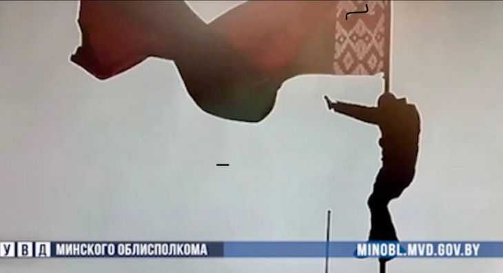 Строитель забрался на мачту с госфлагом в Новой Боровой: его задержали